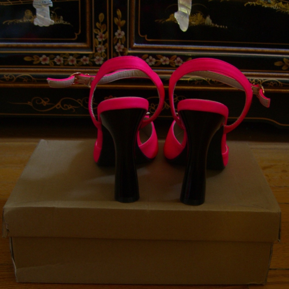 NIB SHEIN HOT PINK HEART & RHINESTONE DECOR ANKLE STRAP PUMPS SHOES CN38 US7 - Picture 4 of 7